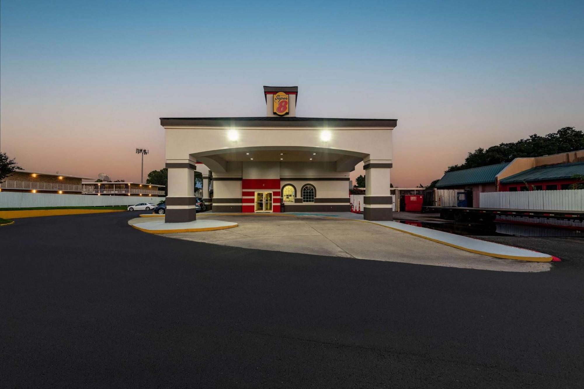 Super 8 By Wyndham Baton Rouge/i-10
