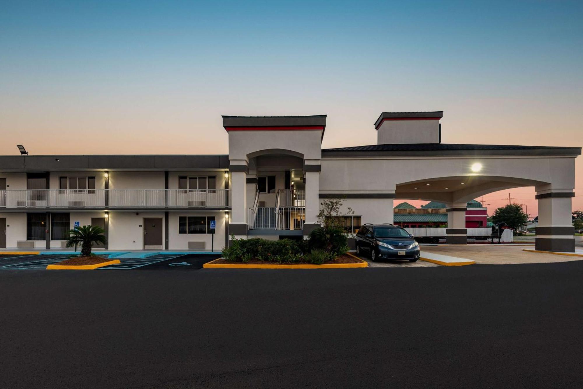 Super 8 By Wyndham Baton Rouge/i-10 Motel 2*