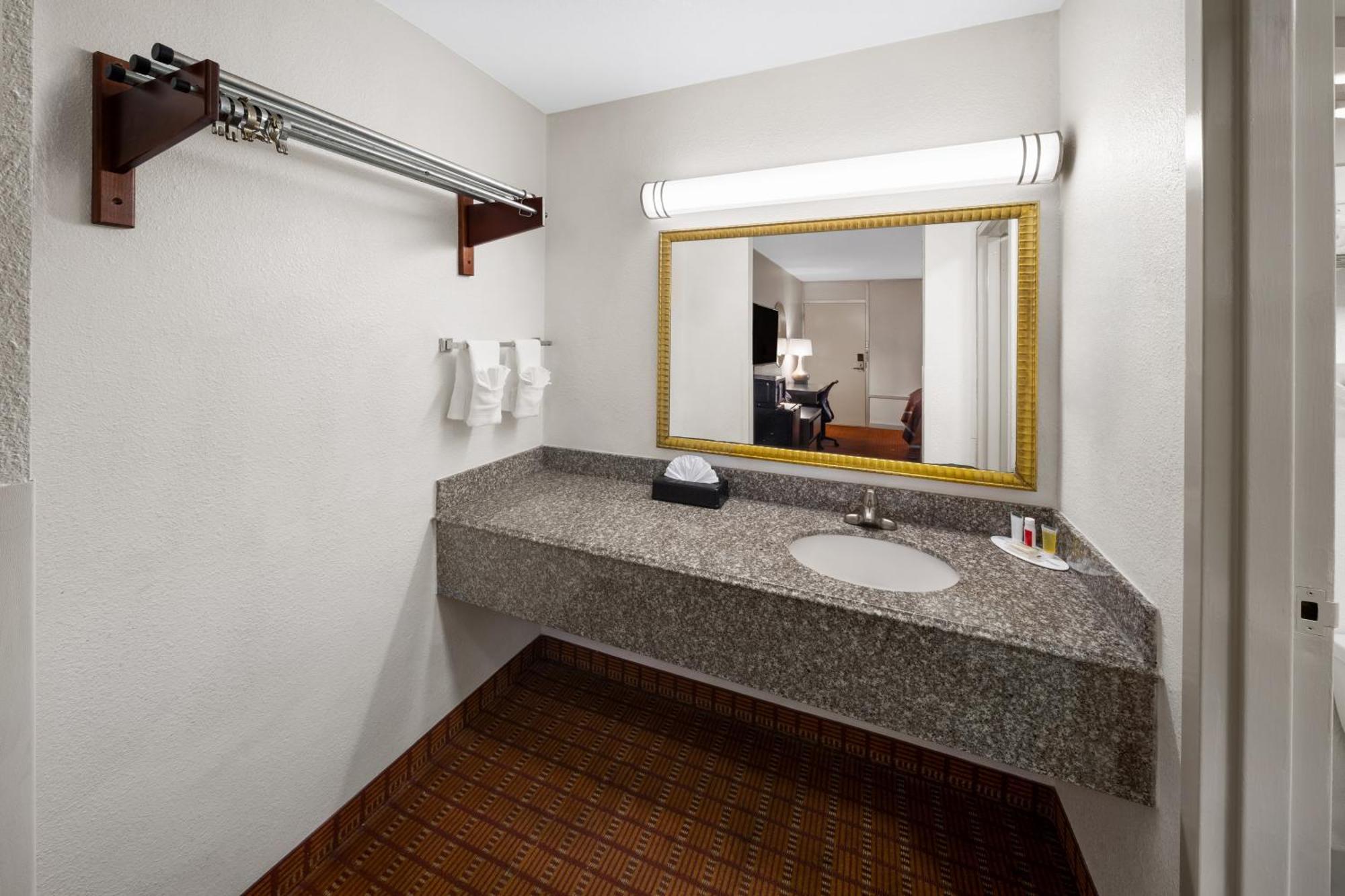 Motel Super 8 By Wyndham Baton Rouge/i-10 2*