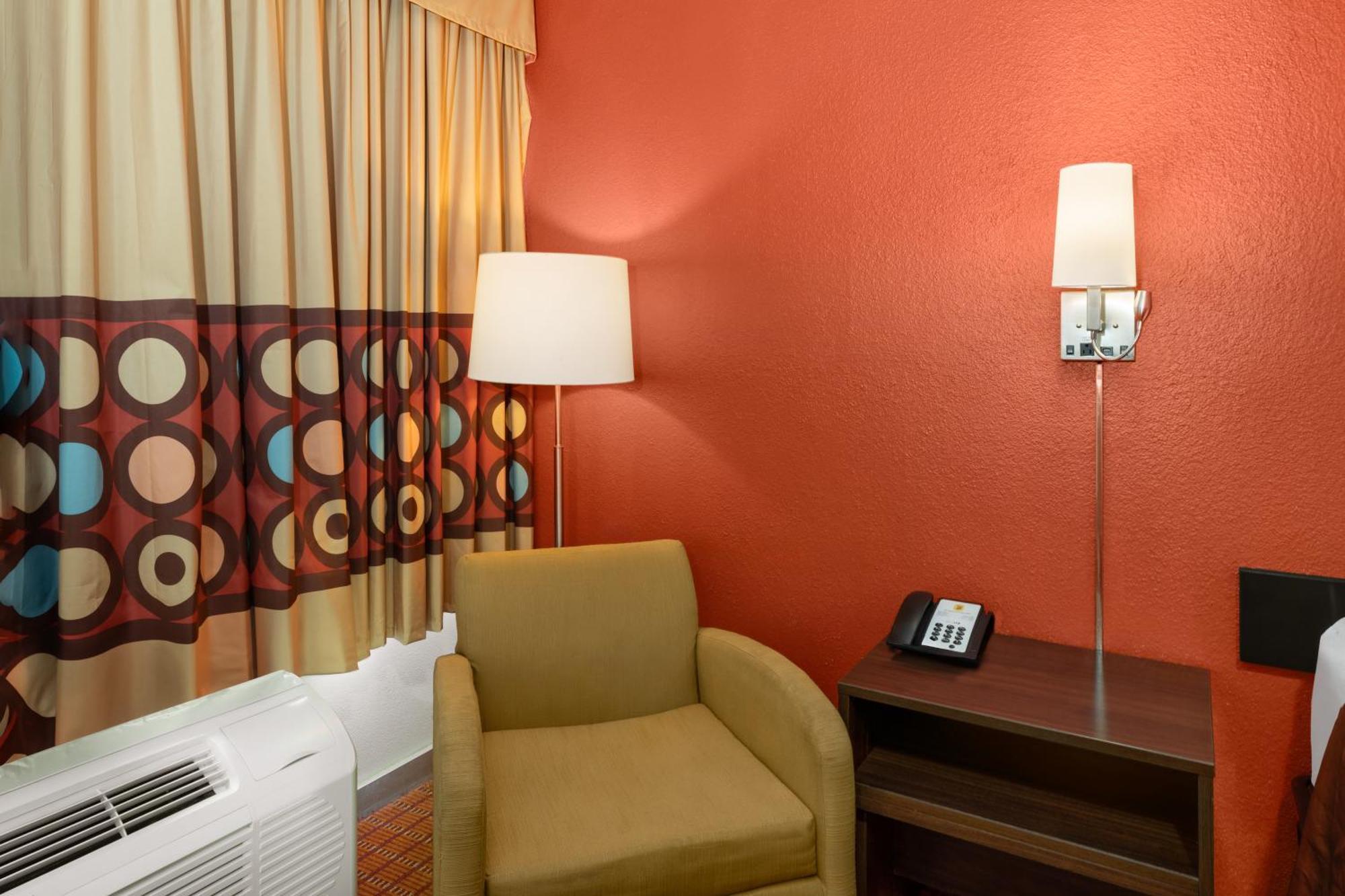 Super 8 By Wyndham Baton Rouge/i-10